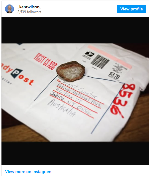 澳洲烏魯魯聖石: 原住民視紅石為神聖之物,傳聞帶走它的遊客常自覺諸事不順,形成了獨特的「歉意之石」歸還文化。(圖:Unsplash) 澳洲烏魯魯聖石: 原住民視紅石為神聖之物,傳聞帶走它的遊客常自覺諸事不順,形成了獨特的「歉意之石」歸還文化。(圖:Unsplash)