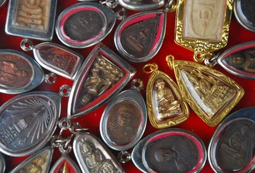 東南亞二手佛牌 / 古董娃娃,傳聞來歷不明的聖物或人形工藝品易附帶前主意念,造成精神不安。(圖:shutterstock) 東南亞二手佛牌 / 古董娃娃,傳聞來歷不明的聖物或人形工藝品易附帶前主意念,造成精神不安。(圖:shutterstock)