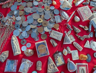 東南亞二手佛牌 / 古董娃娃,傳聞來歷不明的聖物或人形工藝品易附帶前主意念,造成精神不安。(圖:shutterstock) 東南亞二手佛牌 / 古董娃娃,傳聞來歷不明的聖物或人形工藝品易附帶前主意念,造成精神不安。(圖:shutterstock)