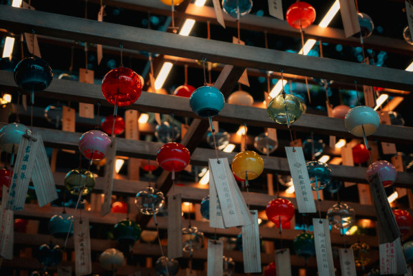 日本彩繪風鈴, 傳聞風鈴若掛錯位置易擾亂磁場。(圖:unsplash) 日本彩繪風鈴, 傳聞風鈴若掛錯位置易擾亂磁場。(圖:unsplash)