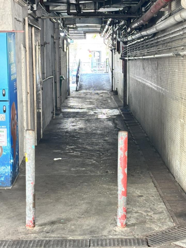 屋邨商場環境十分老舊。圖片來源：Facebook@公屋討論區