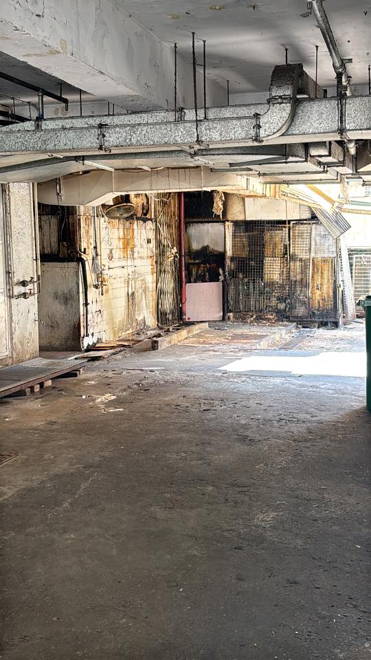 樓主拍下的其中一張照片疑似為一間已荒廢舖位，牆身和地面滿布污漬、剝落及殘破痕跡。圖片來源：Facebook@公屋討論區