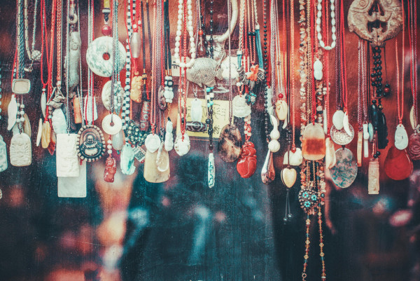 (圖: Pexels) 買錯手信行衰運?日本娃娃/佛牌易附靈7大邪門手信勿亂買亂執 玄學家教化解