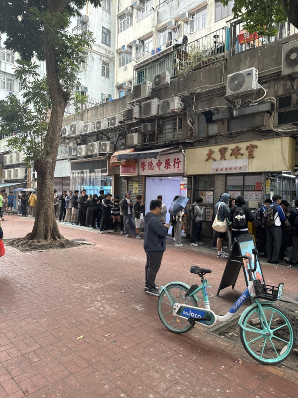 元朗大寶冰室門外有人龍排隊