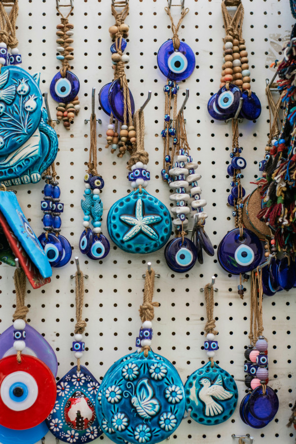 (圖:pexels) 買錯手信行衰運?日本娃娃/佛牌易附靈7大邪門手信勿亂買亂執 玄學家教化解