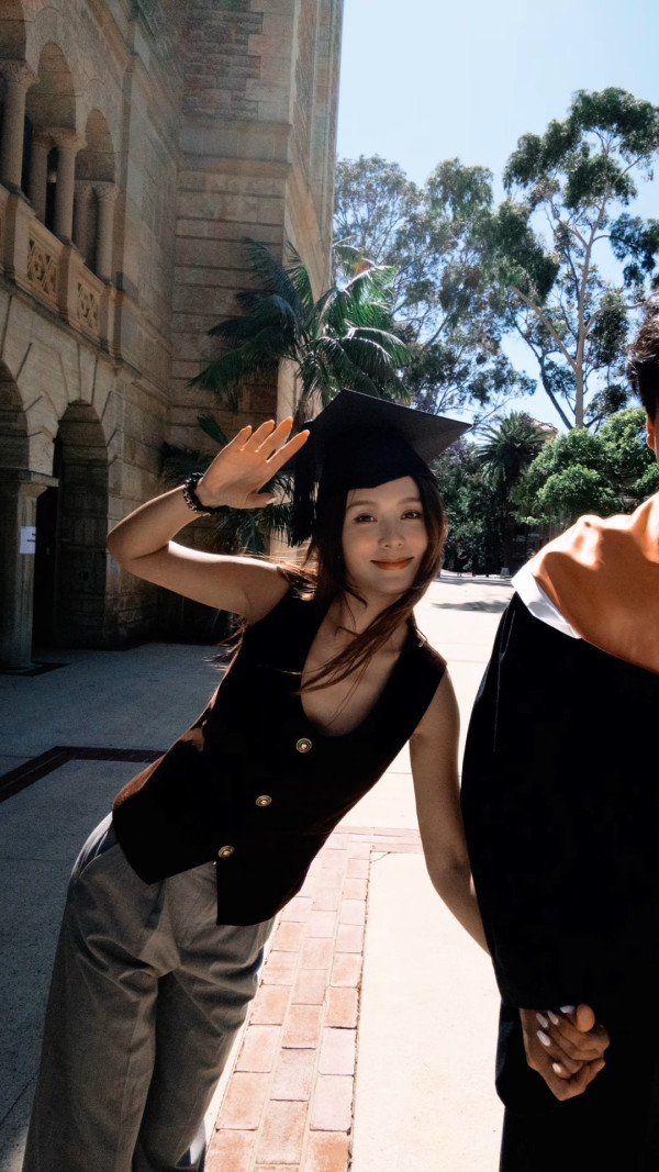 36歲性感女神落淚見證胞弟大學畢業 無悔年花數十萬供澳洲升學:忍唔住流淚