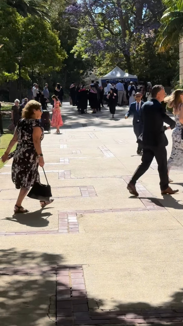 36歲性感女神落淚見證胞弟大學畢業 無悔年花數十萬供澳洲升學:忍唔住流淚