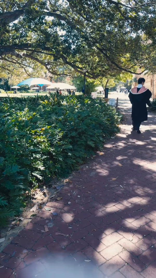 36歲性感女神落淚見證胞弟大學畢業 無悔年花數十萬供澳洲升學：忍唔住流淚