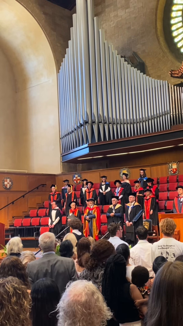 36歲性感女神落淚見證胞弟大學畢業 無悔年花數十萬供澳洲升學:忍唔住流淚