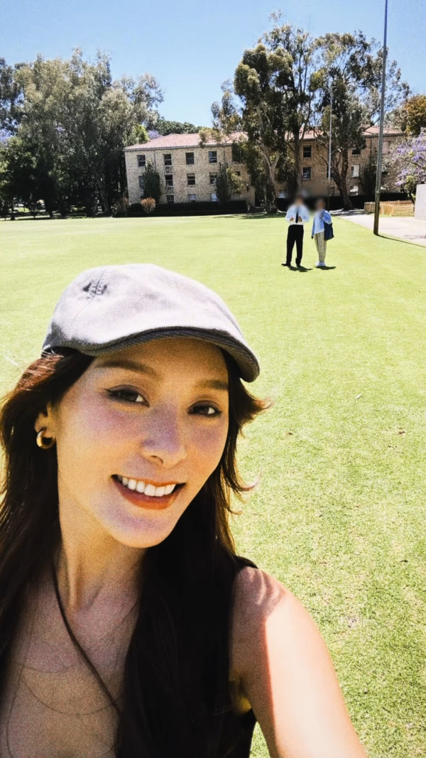 36歲性感女神落淚見證胞弟大學畢業 無悔年花數十萬供澳洲升學:忍唔住流淚