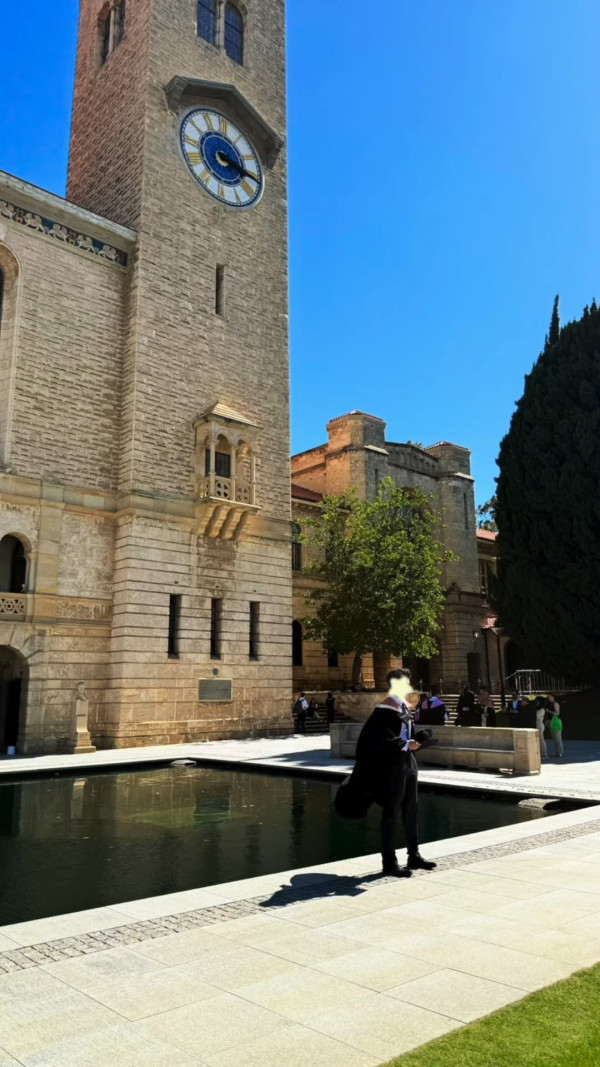 36歲性感女神落淚見證胞弟大學畢業 無悔年花數十萬供澳洲升學：忍唔住流淚