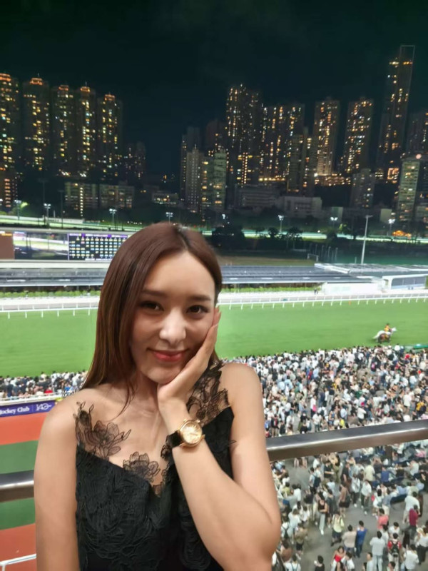 36歲性感女神落淚見證胞弟大學畢業 無悔年花數十萬供澳洲升學：忍唔住流淚