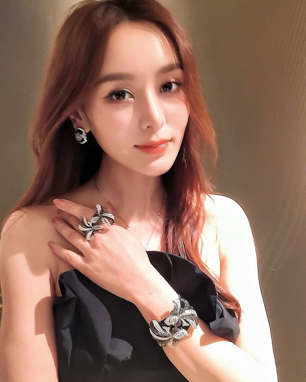 36歲性感女神落淚見證胞弟大學畢業 無悔年花數十萬供澳洲升學：忍唔住流淚