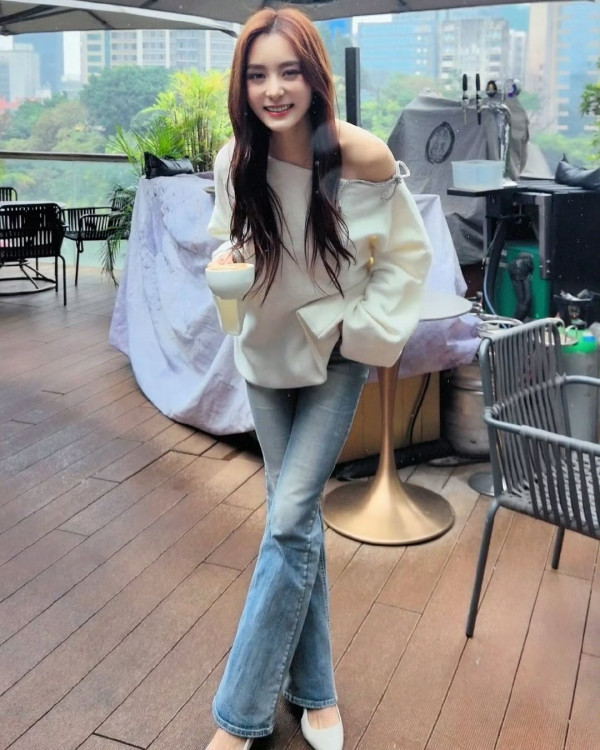 36歲性感女神落淚見證胞弟大學畢業 無悔年花數十萬供澳洲升學：忍唔住流淚