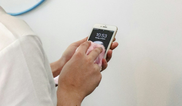 手機細菌量達馬桶座10倍!亂用酒精抹Mon如「自毀屏幕」Apple教2招正確清潔