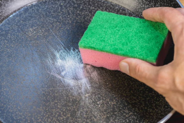 易潔鑊塗層食落肚恐致癌？消委會揭真相：這動作才釋毒煙！6款檢出重金屬