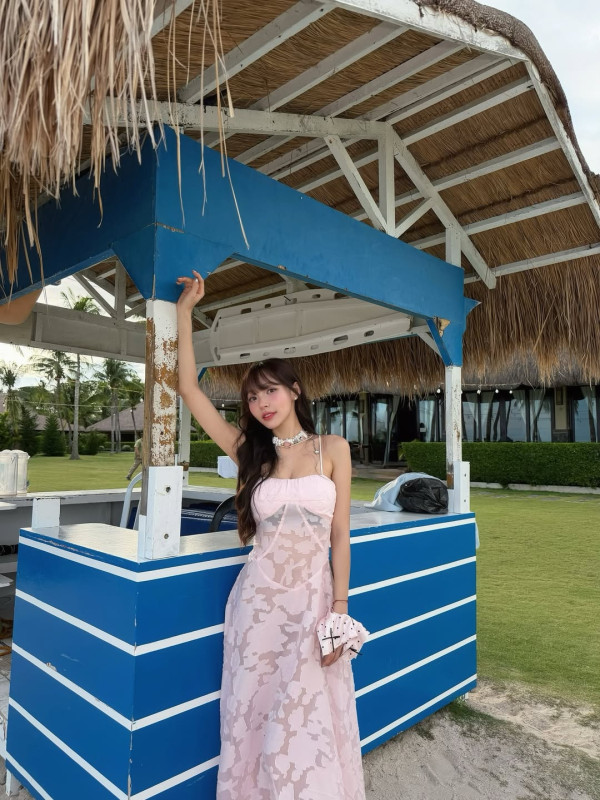 林襄遊菲律賓宿霧大解放曬粉紅比堅尼 曾懶理整容負評自勉：世上沒有醜女人 