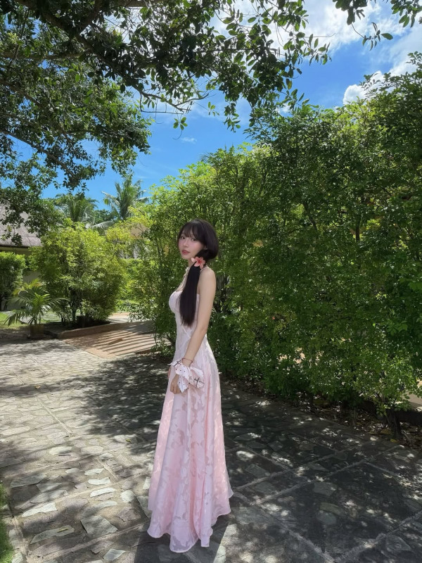 林襄遊菲律賓宿霧大解放曬粉紅比堅尼 曾懶理整容負評自勉：世上沒有醜女人 