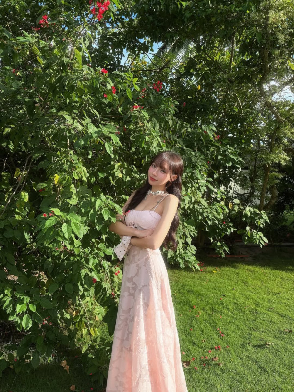 林襄遊菲律賓宿霧大解放曬粉紅比堅尼 曾懶理整容負評自勉：世上沒有醜女人 