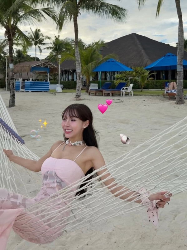 林襄遊菲律賓宿霧大解放曬粉紅比堅尼 曾懶理整容負評自勉：世上沒有醜女人 