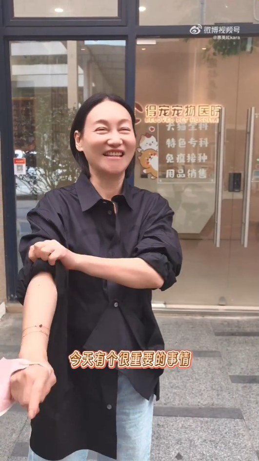 65歲惠英紅驚爆震撼彈無預警宣布喜訊 突然發文做媽媽：跟大家分享我的大事