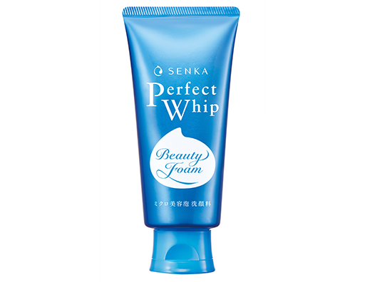 白鞋發黃有救!呢款$36洗面奶變「洗鞋神器」實測30秒變白 網民笑:一直用錯地方