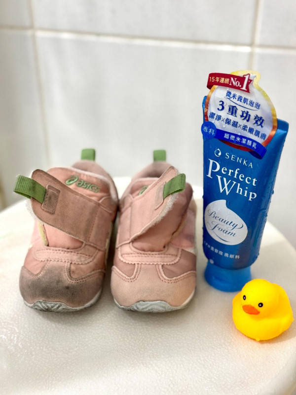 白鞋發黃有救!呢款$36洗面奶變「洗鞋神器」實測30秒變白 網民笑:一直用錯地方