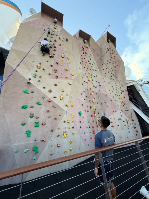 前TVB咪神郵輪大解放晒火辣比堅尼 34D上圍「噴鼻血級」事業線遭瘋狂截圖