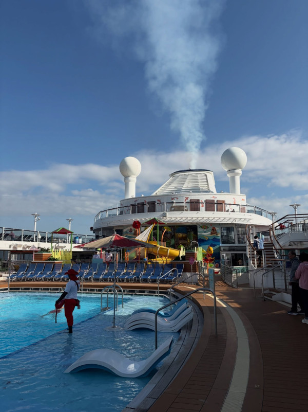 前TVB咪神郵輪大解放晒火辣比堅尼 34D上圍「噴鼻血級」事業線遭瘋狂截圖