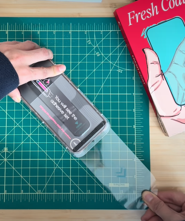 iPhone 17千萬咪亂貼Mon貼！實測揭恐怖後果：AR塗層即報銷、螢幕廢咗一半