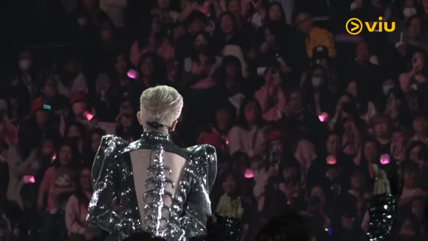 Anson Lo亞博演唱會|驚人26吋細腰挑戰性感尺度 親回台上爆鈕甩褲險走光驚險瞬間