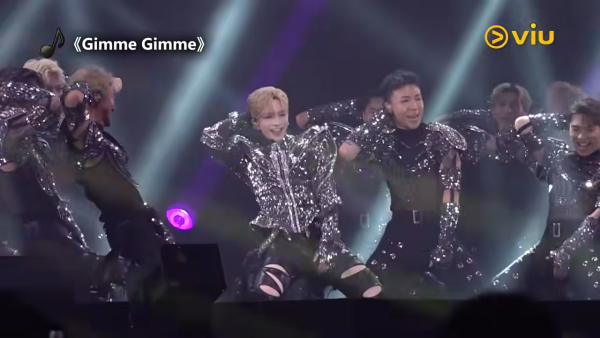 Anson Lo亞博演唱會|驚人26吋細腰挑戰性感尺度 親回台上爆鈕甩褲險走光驚險瞬間