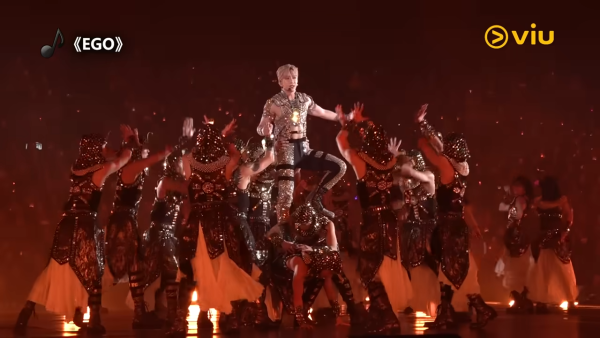 Anson Lo亞博演唱會|驚人26吋細腰挑戰性感尺度 親回台上爆鈕甩褲險走光驚險瞬間