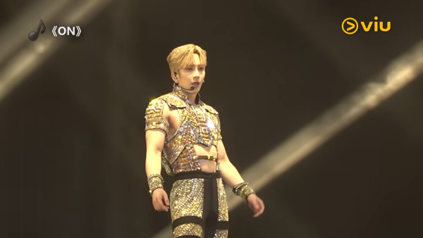 Anson Lo亞博演唱會|驚人26吋細腰挑戰性感尺度 親回台上爆鈕甩褲險走光驚險瞬間