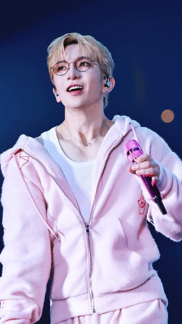 Anson Lo亞博演唱會|驚人26吋細腰挑戰性感尺度 親回台上爆鈕甩褲險走光驚險瞬間