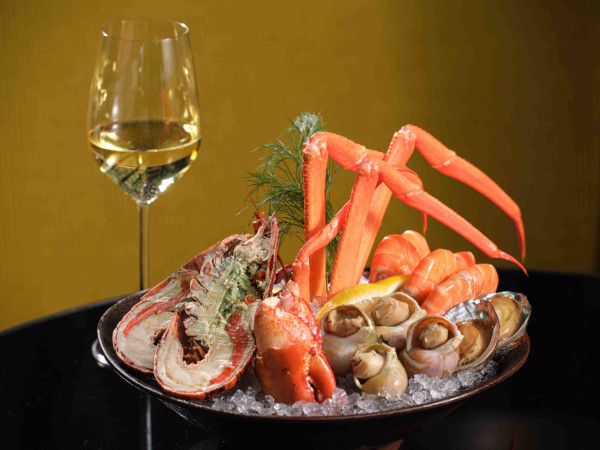 尖沙咀酒店$48任食海琉璃太平洋生蠔  海鮮塔／炭烤龍蝦牛柳／無限暢飲