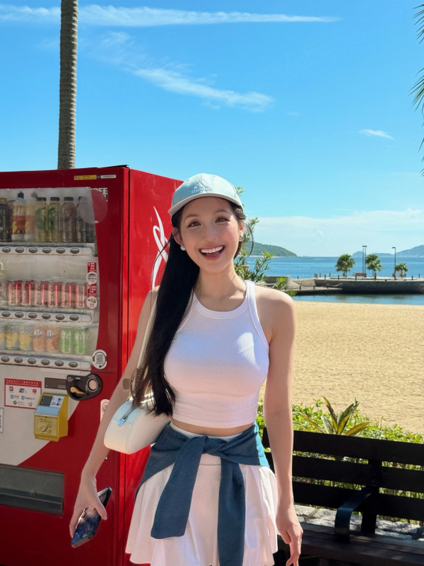 海兒邪惡緊身小背心胸形畢露震撼眼球 偉大身材似足人間芭比極不科學