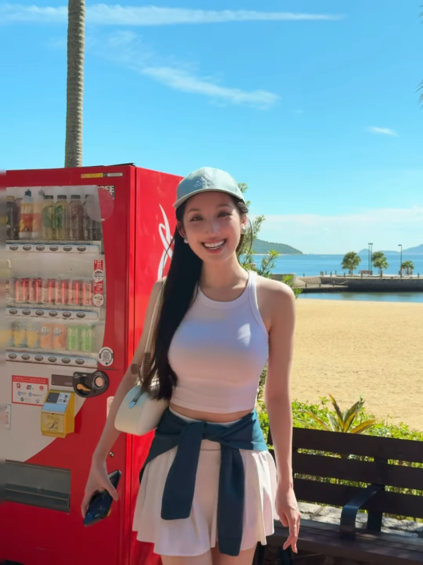 海兒邪惡緊身小背心胸形畢露震撼眼球 偉大身材似足人間芭比極不科學