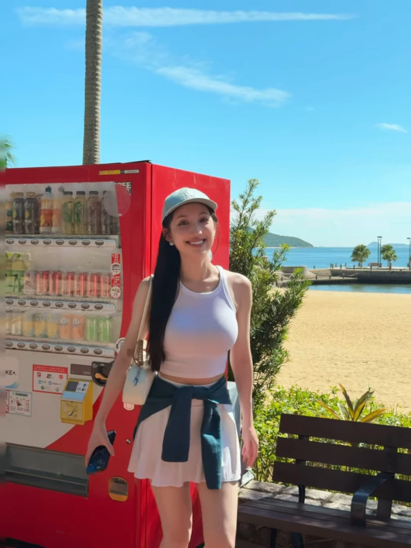 海兒邪惡緊身小背心胸形畢露震撼眼球 偉大身材似足人間芭比極不科學