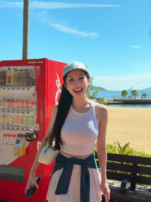 海兒邪惡緊身小背心胸形畢露震撼眼球 偉大身材似足人間芭比極不科學