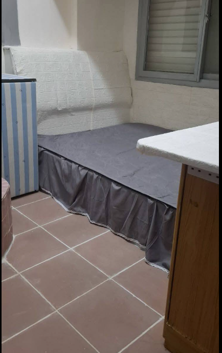 深水埗$3100「廁所劏房」奇盤曝光!床頭對正馬桶零距離 網民笑:開大似登基/慘過坐監