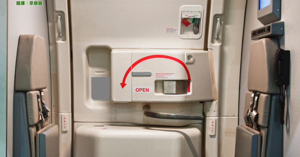 國泰回港航班中國男萬呎高空開艙門 嚇呆全機乘客空姐英勇制服！最高刑罰曝光 