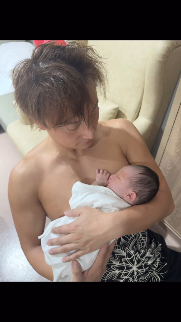 方力申加碼放送公開多張全家福 一家三口幸福滿瀉!自嘲素顏合影被愛女Isla搶鏡