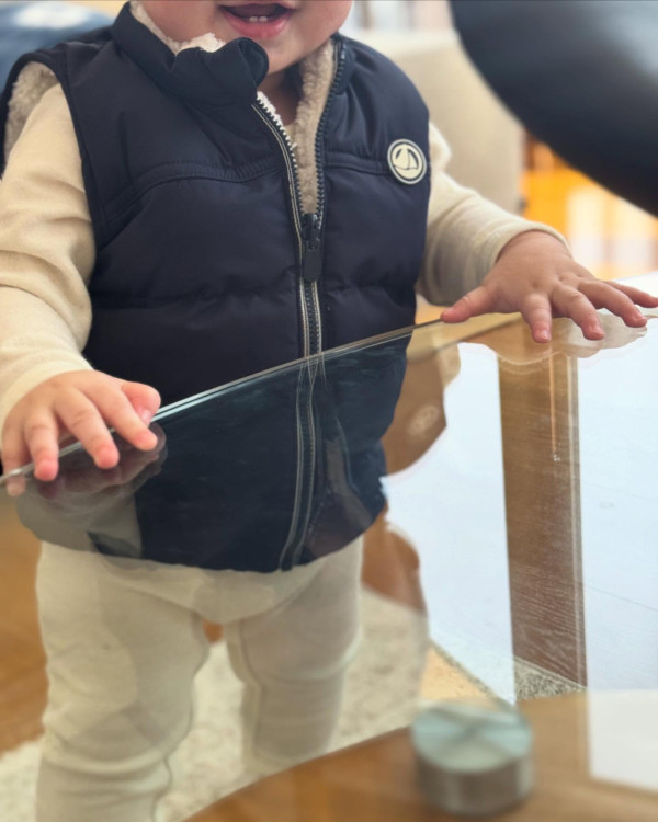 麥明詩晒雪地全家福慶祝34歲生日!雪中抱囝囝畫面極幸福︰感恩能在一起