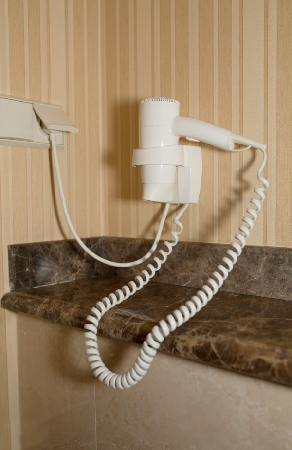 酒店伏位｜風筒竟是「細菌炸彈」比馬桶污糟？專家揭恐怖真相：愈吹愈禿頭！做錯一步恐生癬