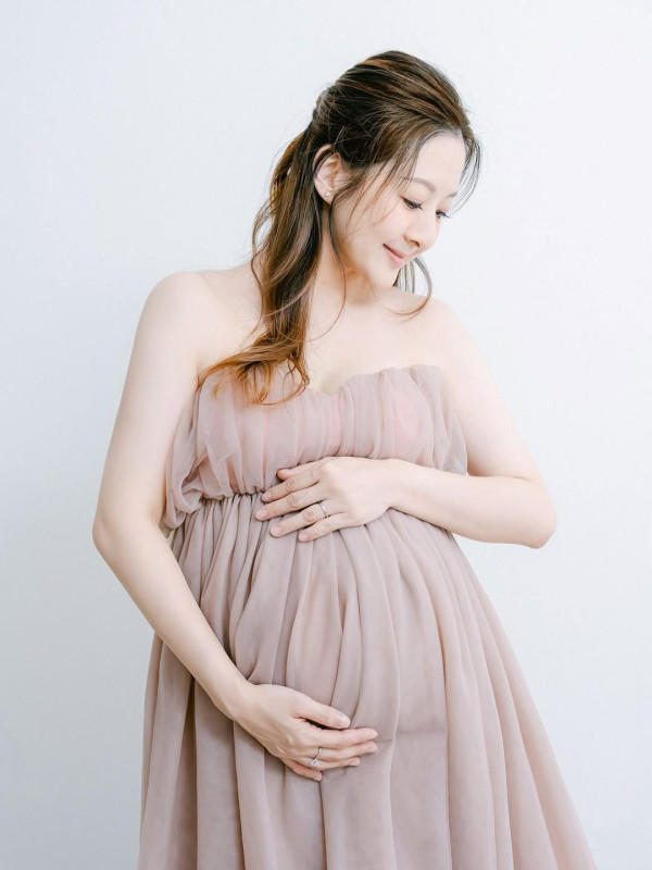 年度回顧｜盤點2025年娛樂圈16位新手爸媽 TVB模範夫妻結婚7年終報喜！呢位秘密生B最震撼！