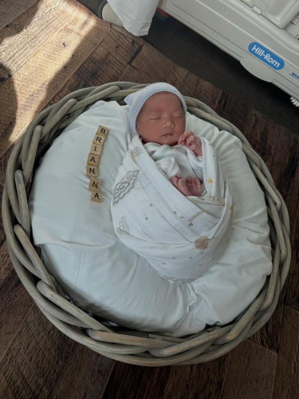 年度回顧｜盤點2025年娛樂圈16位新手爸媽 TVB模範夫妻結婚7年終報喜！呢位秘密生B最震撼！