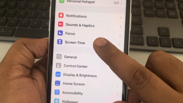 細路放假亂玩手機?Apple推8大新措施「家長鎖」設定 防誤觸課金/封殺18+網站