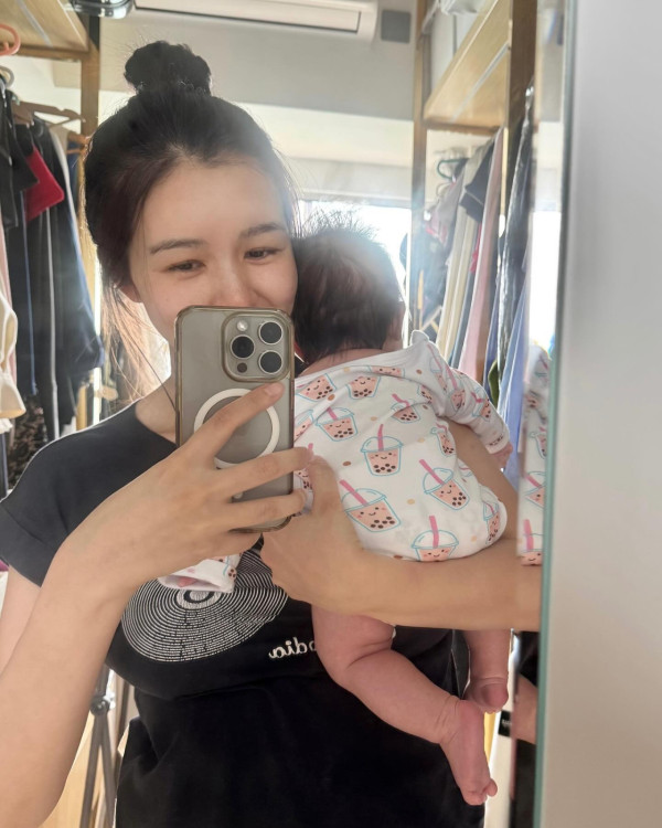 麥明詩生日曬雪地一家三口家庭照 囝囝黑超look曝光超可愛