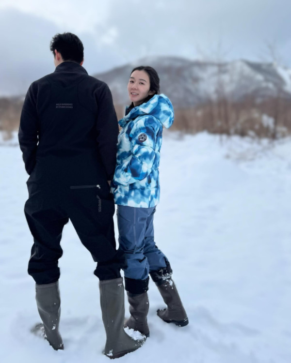 麥明詩生日曬雪地一家三口家庭照 囝囝黑超look曝光超可愛